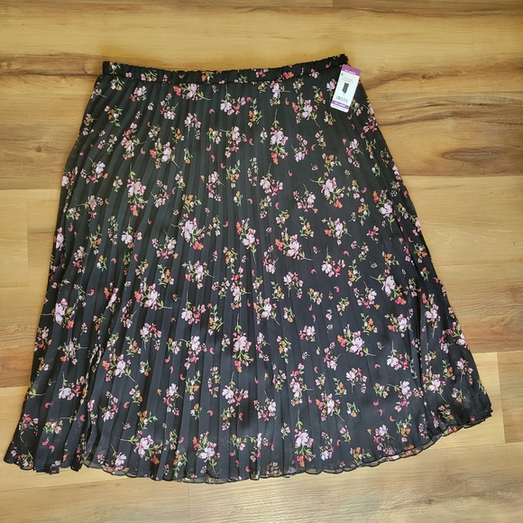 NWT VINCE CAMUTO Black Floral Linned Pleated Midi Skirt - Picture 1 of 8